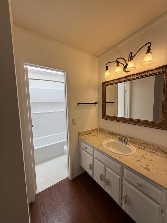 Building Photo - 2 bedroom 2.5 bath condo for rent