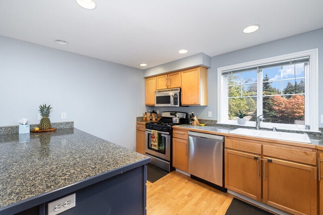 Building Photo - 4848 Railroad Ave NE