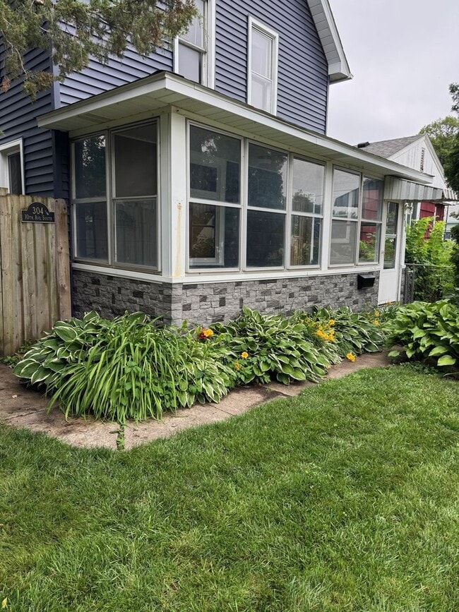 Building Photo - 3 Bedroom / 1 Bathroom Private Fenced Yard...