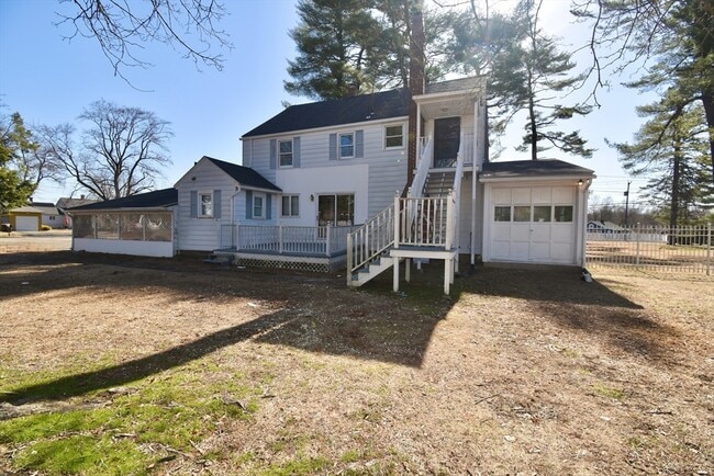 Building Photo - 582 Springfield St