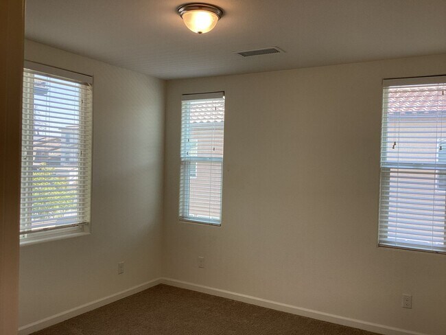 Building Photo - 2573 Daisy Dr