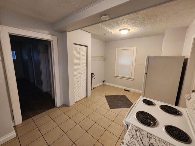 Building Photo - Adorable 2 bedroom 1 bath with spacious closets, detached garage, and updated floors!!