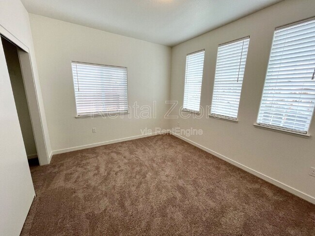 Building Photo - 165 Squaw Vly Dr