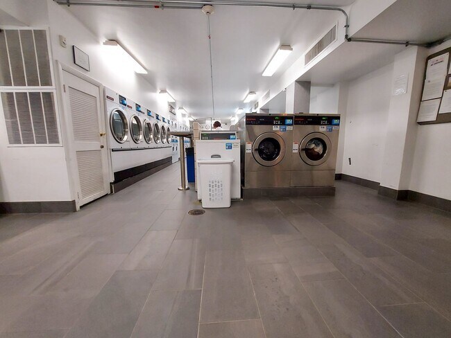 Building Photo - Lovely Studio Apt. in desirable location. ...