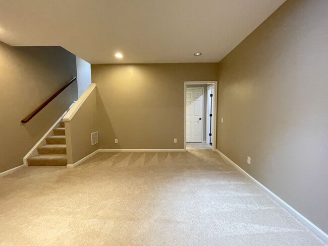 Building Photo - Spectacular 4 Bed 3.5 Bath Townhouse In Br...