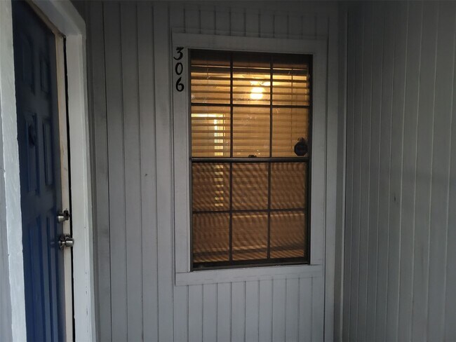 Building Photo - 9700 Leawood Blvd