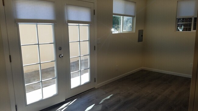 Building Photo - Tarzana- High End Compact Side House Studio