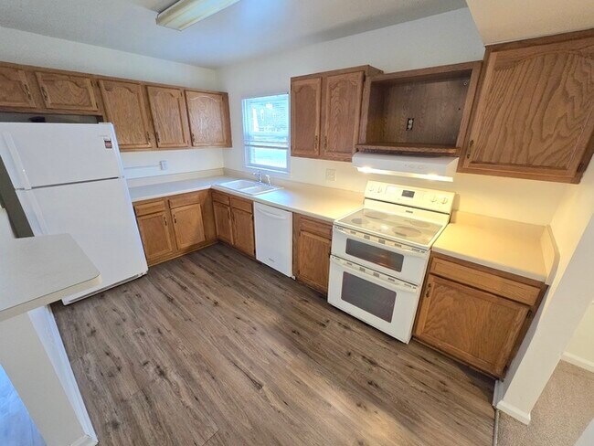 Building Photo - SPACIOUS 4 BED/2.5 TOWNHOME IN GREAT NECK!...