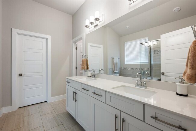 Building Photo - 2212 Prairie Oaks Dr