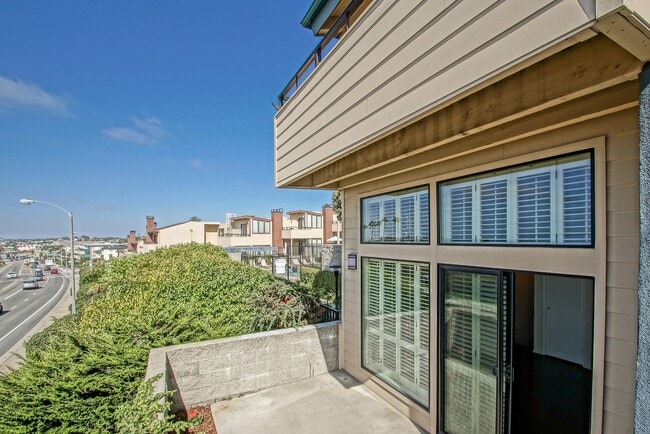 Building Photo - REMODELED, SPACIOUS & BRIGHT OCEAN-FACING CONDO IN BEAUTIFUL COMPLEX PERCHED ABOVE HOLLYWOOD RIVI...