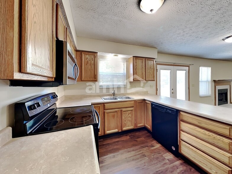 Building Photo - 2661 Hardwood Ave