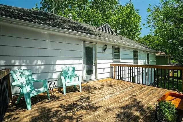 Building Photo - 319 E 100th Ter