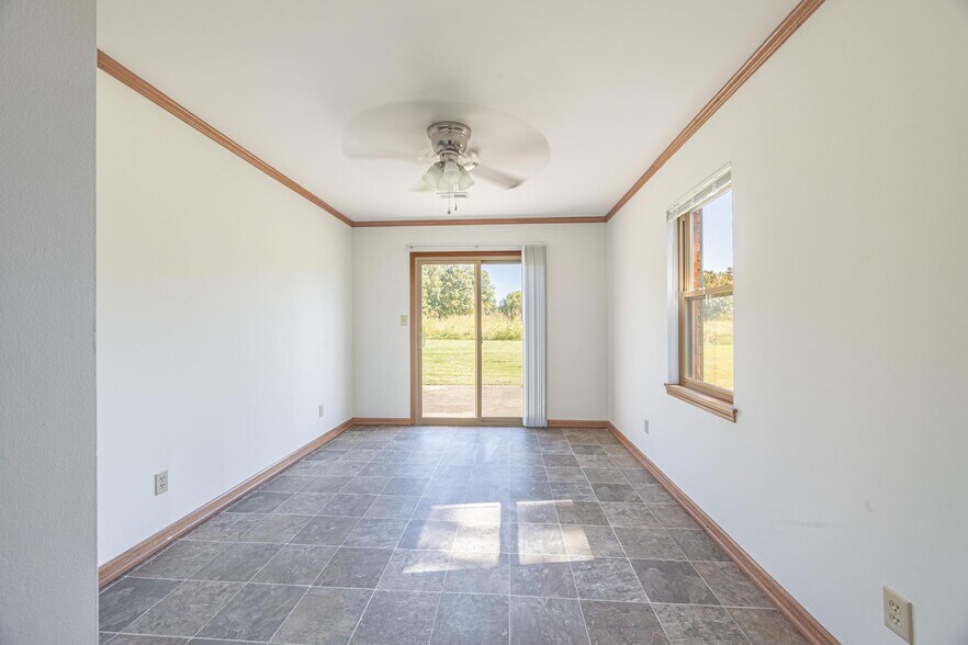 Building Photo - 10896 Oak Blvd