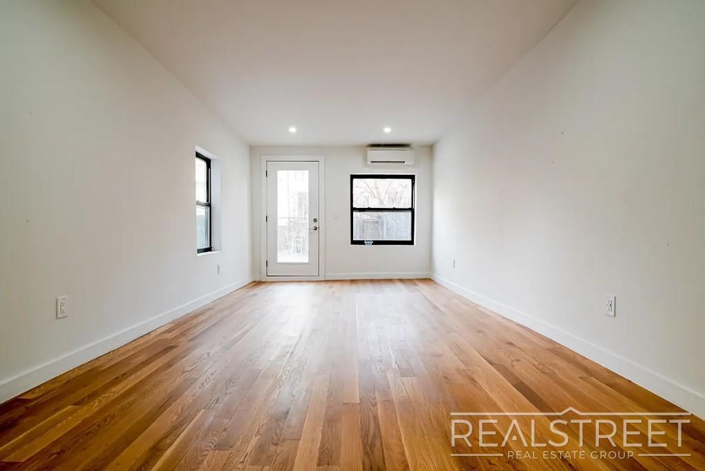 Building Photo - Luxury Triplex Brownstone in Prime Stuyves...