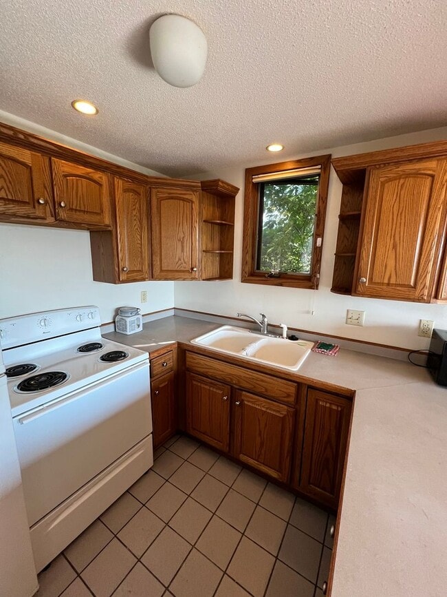 Building Photo - 123 E Ninth St