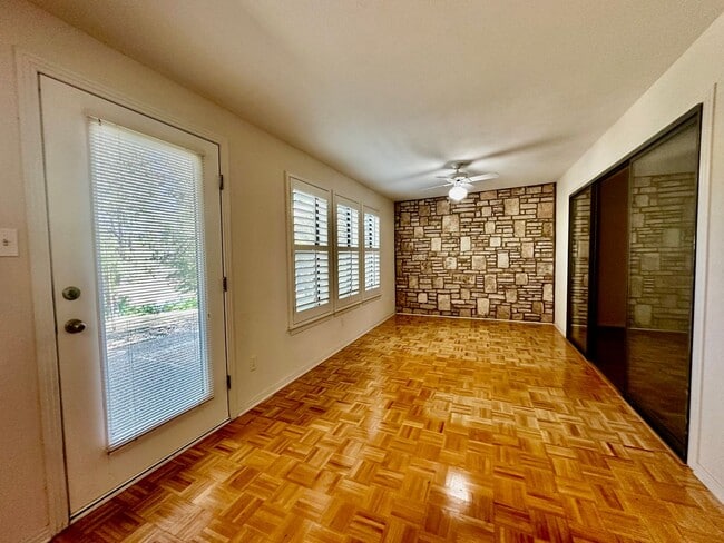 Building Photo - Creekside Home