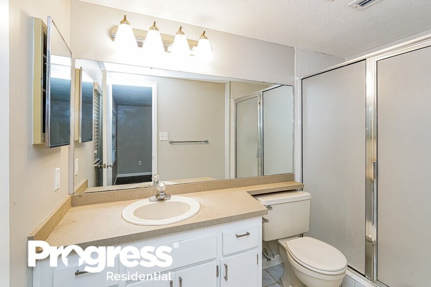 Building Photo - 15715 Country Lake Dr