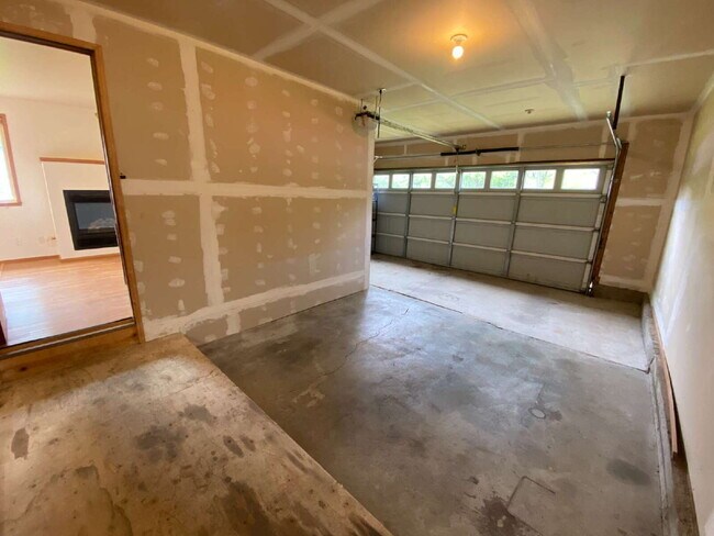 Building Photo - Conveniently Located 3-Bedroom Home with S...
