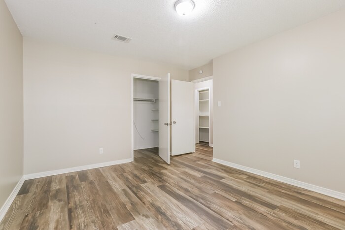 Building Photo - 3405 Dunkeld Dr