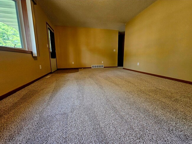 Building Photo - 3 Bedroom House built in 2003 Located in a...