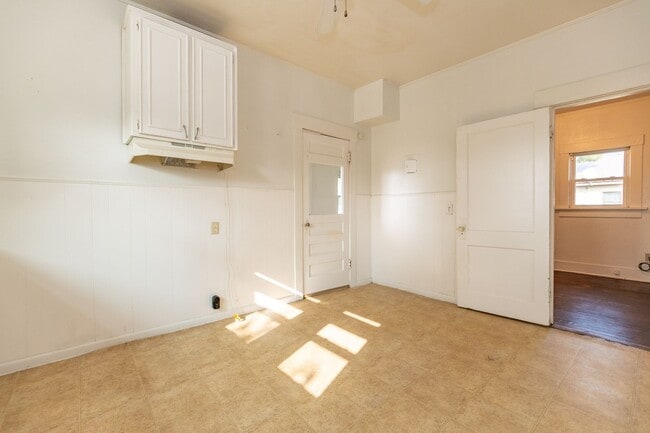 Building Photo - 2 Bedroom Cottage for Lease