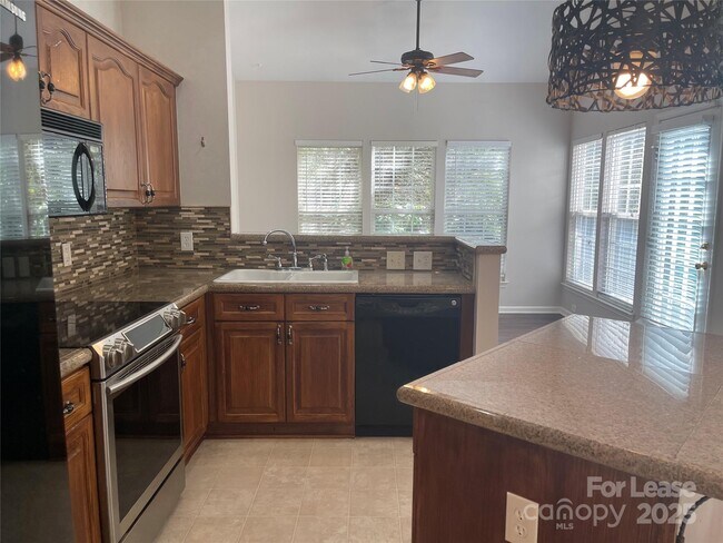 Building Photo - 5044 Parkview Way