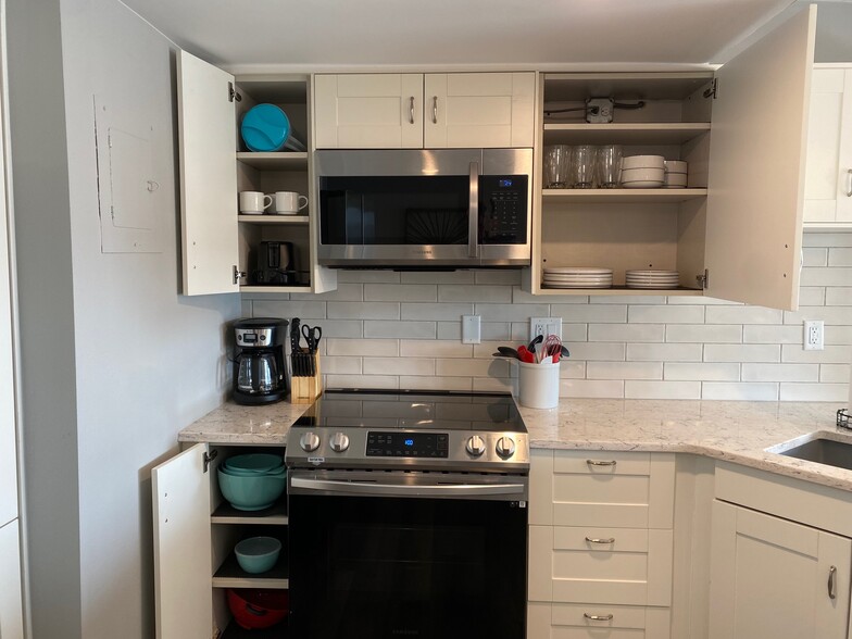 Fully equipped kitchen - 207 5th Ave SW