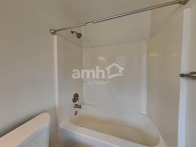 Building Photo - 10248 Meadow Glen Dr