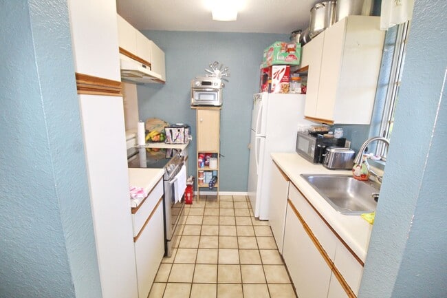 Building Photo - Upper Level- Unfurnished Kihei Villages Condo - 2 Bed 2 Bath - 1 Parking Space