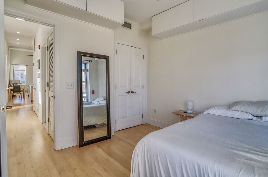 Building Photo - 301 Madison St