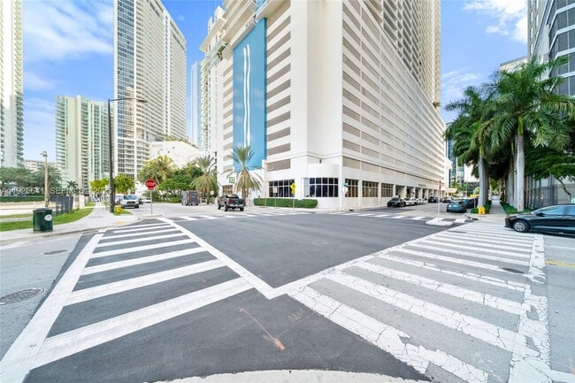 Building Photo - 1155 Brickell Bay Dr