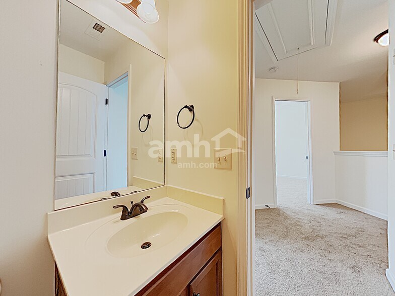 Building Photo - 406 Sheila Way