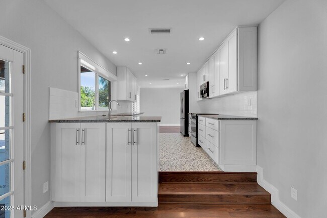 Building Photo - 2542 W Nopal Ave