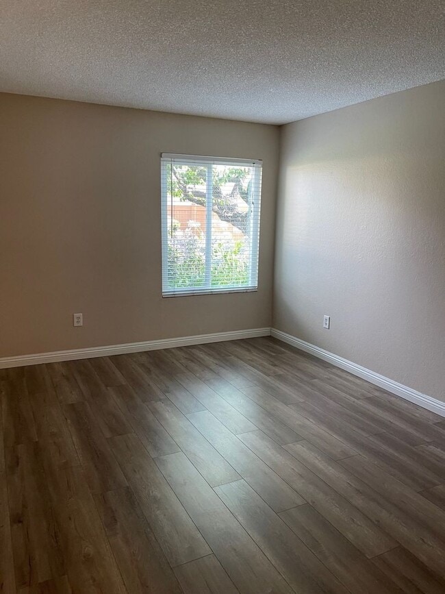 Building Photo - 1 Bed 1 bath Ground floor Condo by South C...
