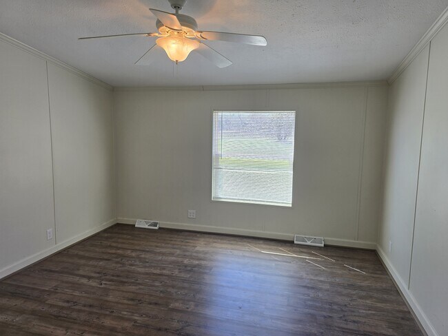 Building Photo - 165 Cattle Ln