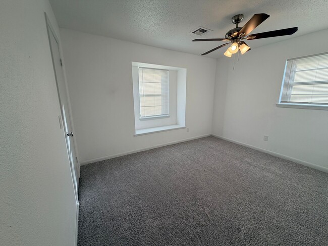 Building Photo - 1323 SE Clover Ln