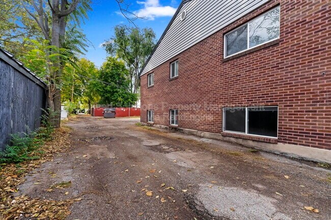 Building Photo - 370 E Sherman Ave