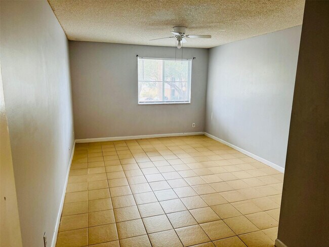 Building Photo - 9955 Westview Dr