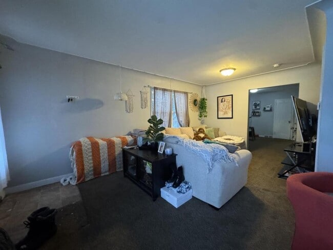 Building Photo - 406 E 9th St