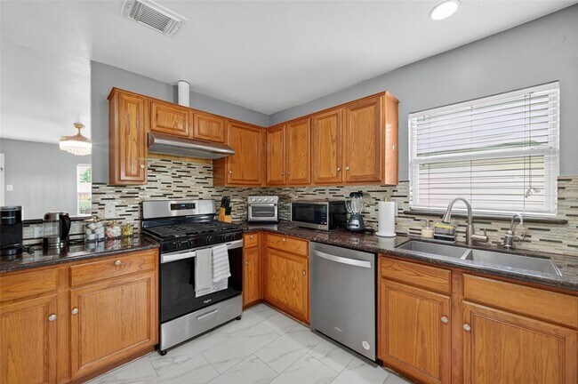 Building Photo - 7762 Eldergrove Ln