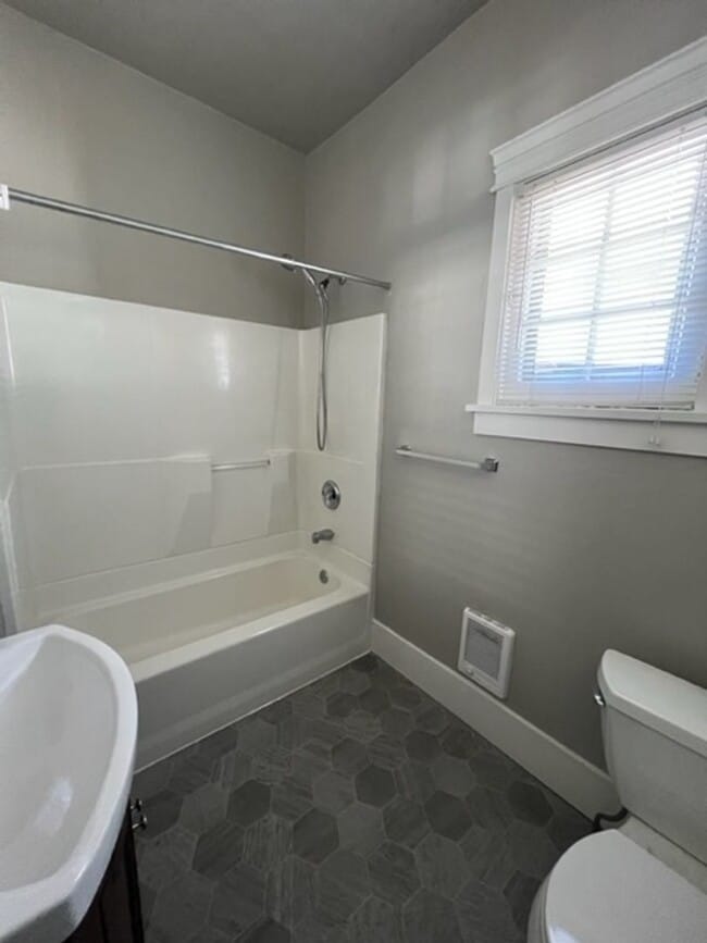 Building Photo - 3 Bedroom House on Jefferson St Near Downt...