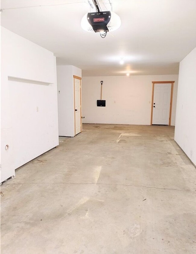 Building Photo - Spacious 3 Bedroom 2.5 Bath Condo Located ...