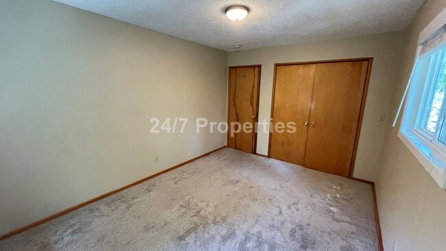 Building Photo - Spacious 4BD I 2BA Home w/ Separate Living...