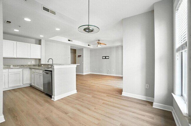 Building Photo - Uptown Condo!