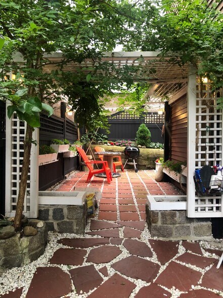 Building Photo - 188 Hillside St