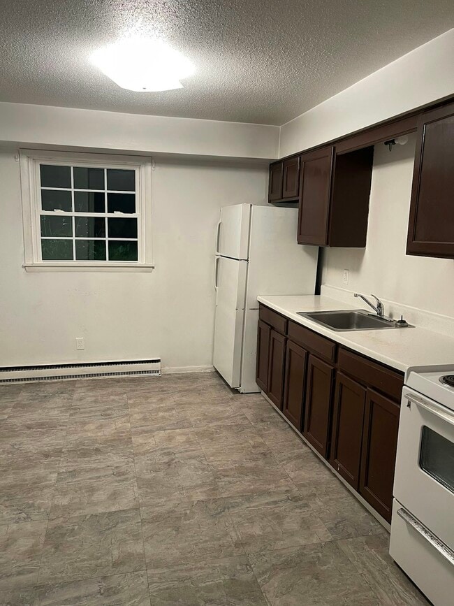 Building Photo - 15 S Park Row