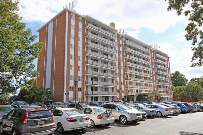 Building Photo - Student-Friendly UVA Apartment