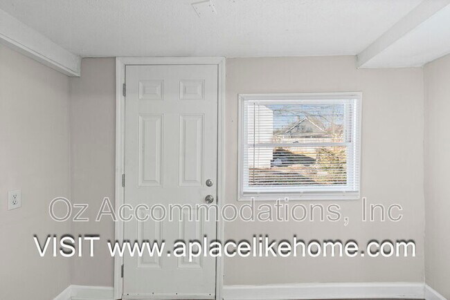 Building Photo - 2936 Stewart Ave