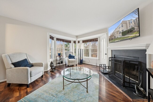 Building Photo - Welcome home to this beautifully updated end-unit townhome in the heart of Kingstowne — one of No...