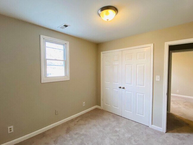 Building Photo - Very Spacious 5bdrm/2bth Bungalow Located in South Richmond w/Privacy Fenced Back Yard!!